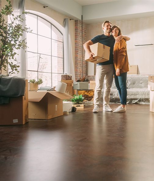 Pärchen neu in eine Wohnung gezogen